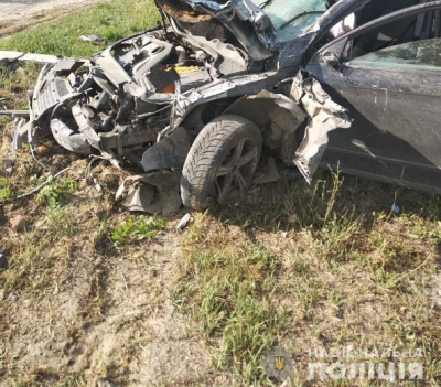 На Херсонщине иномарка влетела на остановку и убила брата и сестру