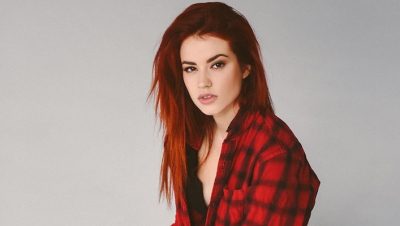 Звезда сериала Школа в бикини нежится на пляже