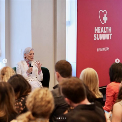 Мать Илона Маска покрасовалась в наряде от украинского дизайнера