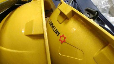 Во время визита Зеленского в Мариуполь у Ахметова выдали закупленные в РФ каски