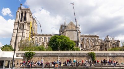 В Нотр-Даме в касках прошло первое после пожара богослужение