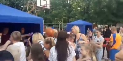 Люди устроили потасовку из-за дармового мороженного / Фото: скриншот из видео Люди устроили потасовку из-за дармового мороженного / Фото: скриншот из видео