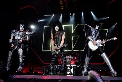 Kiss впервые выступили в Киеве: яркие фото с прощального концерта легендарных рокеров
