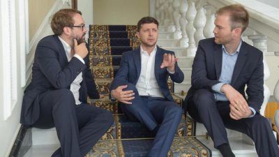 Репортеры Bild Пол Ронхаймер (слева) и Джулиан Ропке берут интервью у Владимира с Зеленского