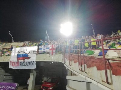 Грузинские болельщики изобразили Россию в виде свиньи