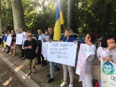 Протестующие собрались возле Совета Европы / Facebook/nikolay.polozov Протестующие собрались возле Совета Европы / Facebook/nikolay.polozov