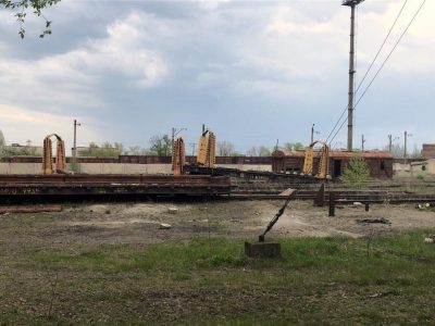 Упадок и тлен: В Сеть выложили безысходные фото захваченной ж/д станции на Донбассе