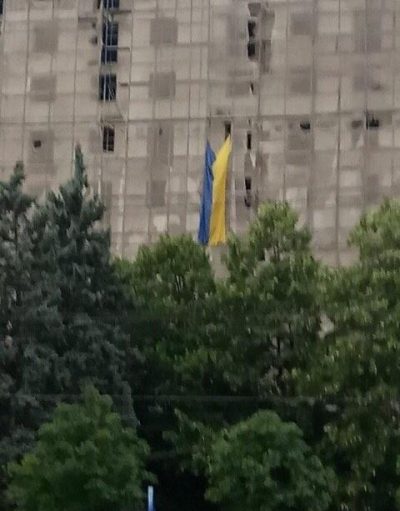 В центре Донецка в День Конституции вывесили флаг Украины и включили национальный гимн