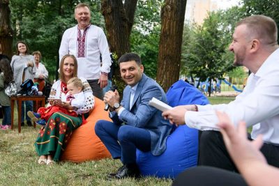 Гройсман устроил встречу на пуфиках / facebook.com/volodymyrgroysman