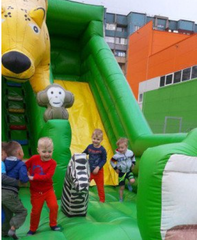 Дети перевернулись вместе с батутом / Фото: Первый криворожский