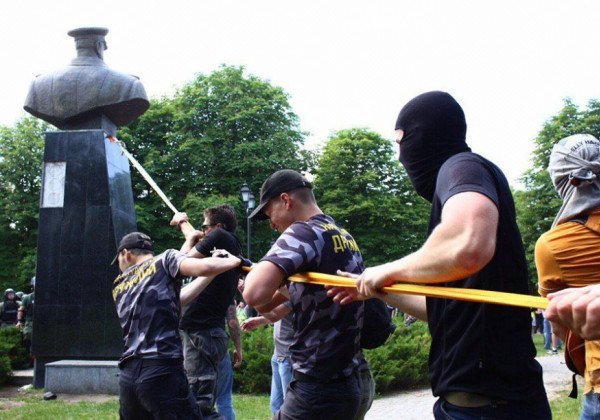 Хаос в Харькове: во время съезда партии Кернеса и Труханова националисты снесли памятник Жукову