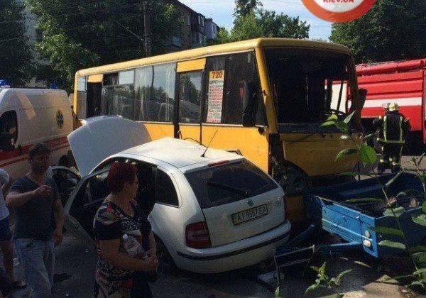 Под Киевом десятки людей пострадали в результате столкновения маршруток и легковушки