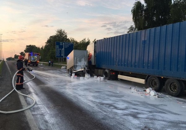 Под Ровно после ДТП трассу залило клеем ПВА