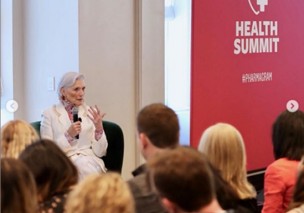 Мать Илона Маска покрасовалась в наряде от украинского дизайнера