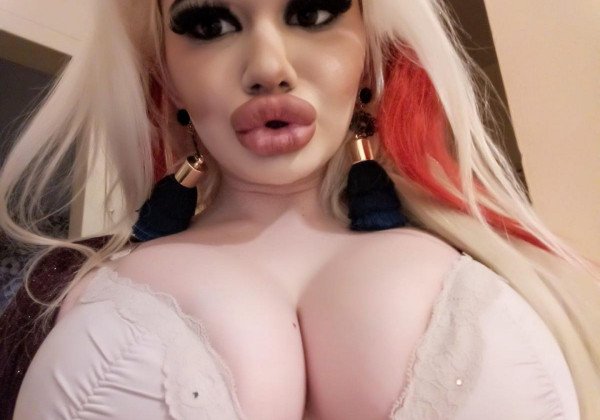 Болгарская Барби шокировала Сеть "ж*пой под носом"