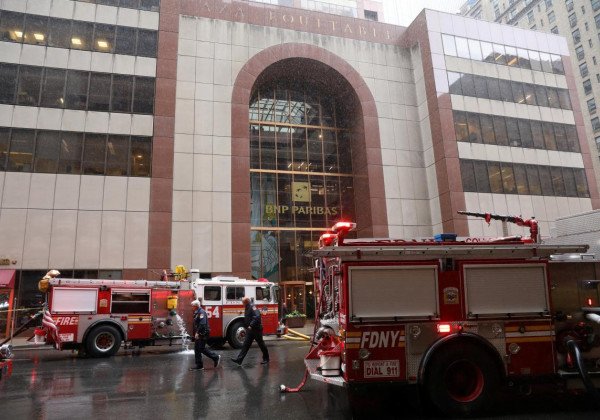 В Нью-Йорке вертолет рухнул на небоскреб, опубликованы фото и видео