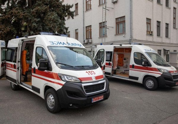 Ко Дню медика Зеленский передал больницам 200 скорых от меценатов