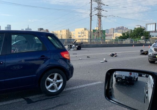 "Разорванная легковушка, тела на дороге": в Киеве произошло жуткое ДТП