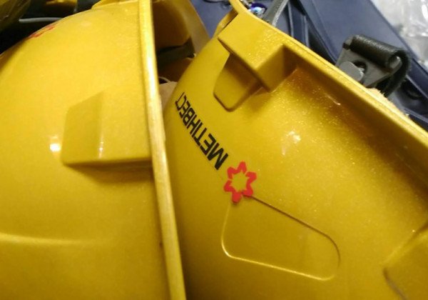 Во время визита Зеленского в Мариуполь у Ахметова выдали закупленные в РФ каски