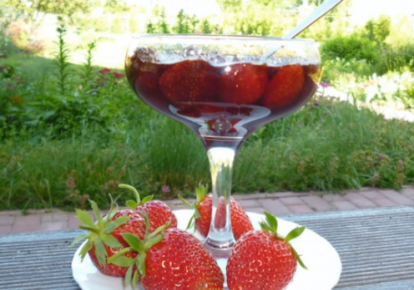 Густое и с целыми ягодами: как варить вкуснейшее варенье из клубники