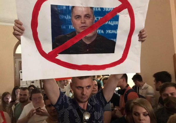 "Будем здесь ночевать": студенты КНУ им Шевченко протестуют против назначения Портнова