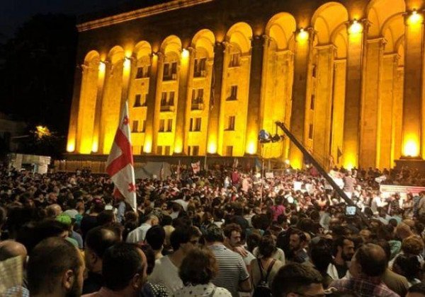 Резиновые пули и слезоточивый газ: в Грузии полиция начала разгон демонстрантов