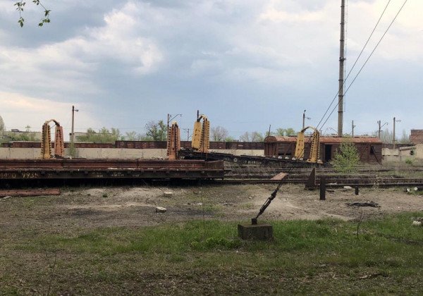 Упадок и тлен: В Сеть выложили безысходные фото захваченной ж/д станции на Донбассе