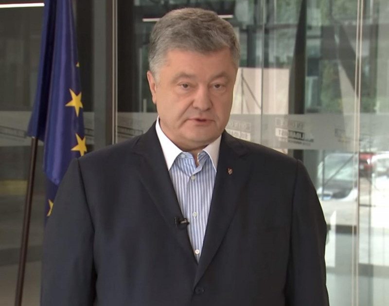 Кнутом и пряником: Порошенко без галстука дал советы Зеленскому и упрекнул его за нормандскую встречу