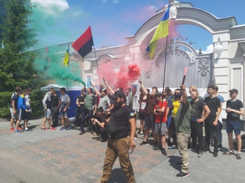 "Лживая провокация": Гладковский возмутился акции протеста у его дома из-за хищений в Укроборонпроме