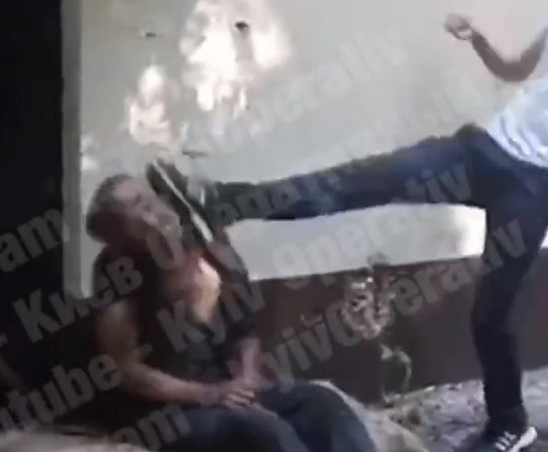 В Киеве малолетние гопники жестоко избили бездомного и похвастались видео экзекуции