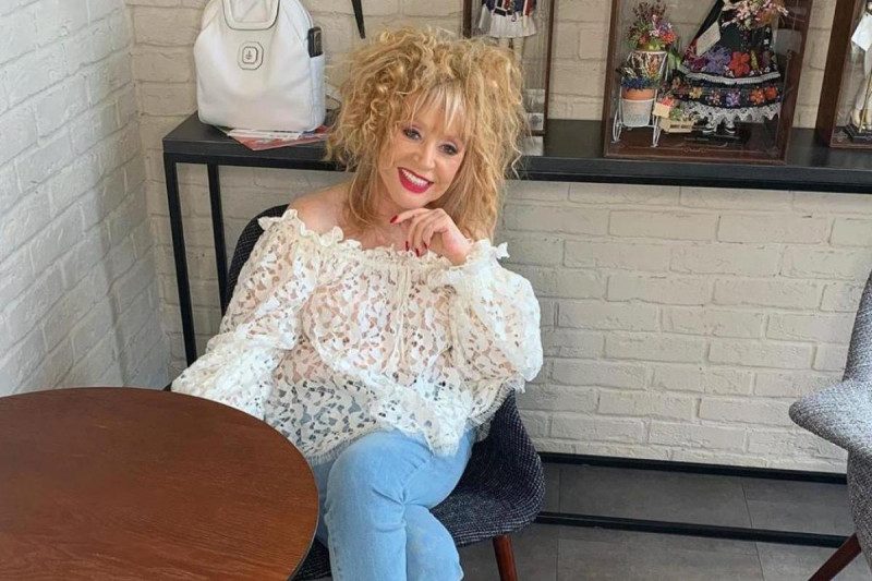 "Що він з нею творить": стиліст Пугачової нарядив співачку в зухвалий образ із золотим нашийником