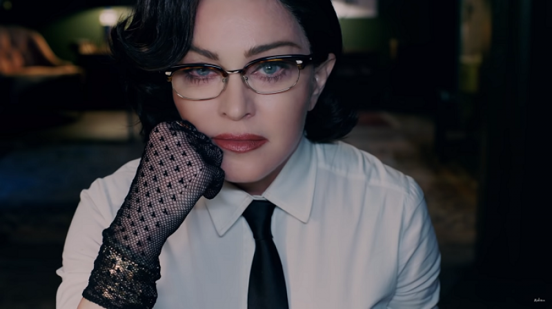 Ходить з паличкою: Мадонна впала зі стільця під час концерту