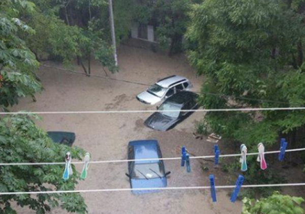 В Севастополе затопило улицы и дворы В Севастополе затопило улицы и дворы