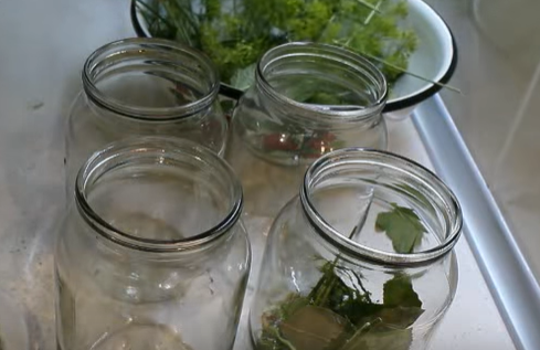 Огурцы с кетчупом чили на зиму просто приготовить