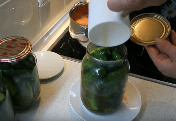 Огурцы с кетчупом чили на зиму просто приготовить