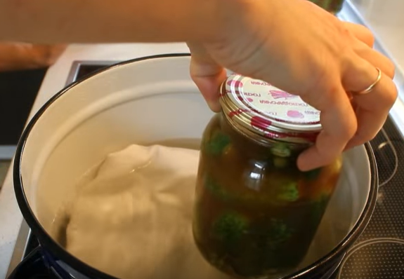 Огурцы с кетчупом чили на зиму просто приготовить