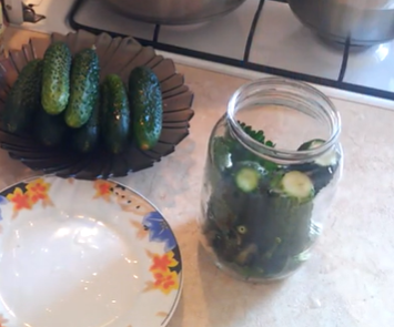 Огурцы с кетчупом чили на литровую банку несложно приготовить