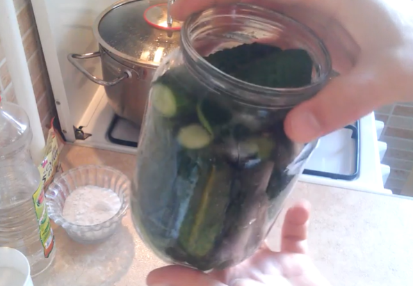 Огурцы с кетчупом чили на литровую банку несложно приготовить