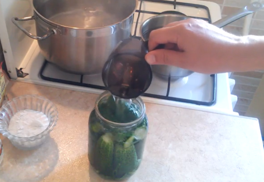 Огурцы с кетчупом чили на литровую банку несложно приготовить