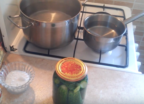 Огурцы с кетчупом чили на литровую банку несложно приготовить