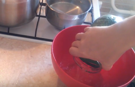 Огурцы с кетчупом чили на литровую банку несложно приготовить