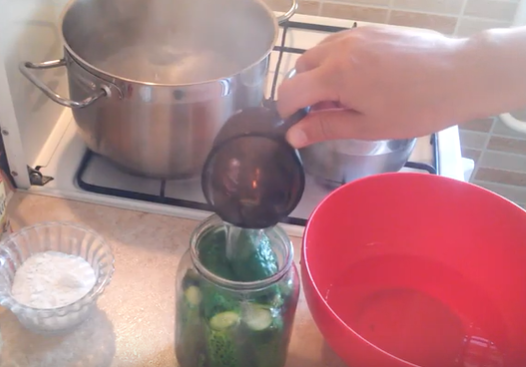 Огурцы с кетчупом чили на литровую банку несложно приготовить