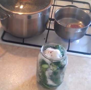 Огурцы с кетчупом чили на литровую банку несложно приготовить