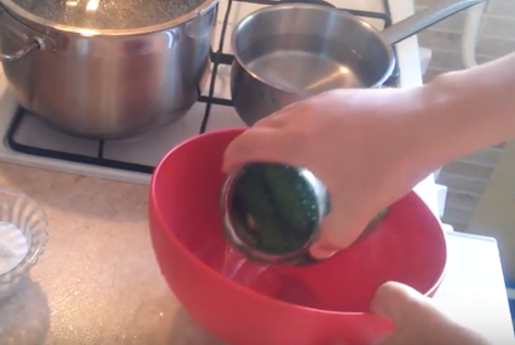 Огурцы с кетчупом чили на литровую банку несложно приготовить