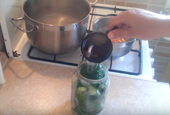 Огурцы с кетчупом чили на литровую банку несложно приготовить