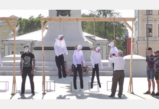 Виселицы с чучелами депутатов