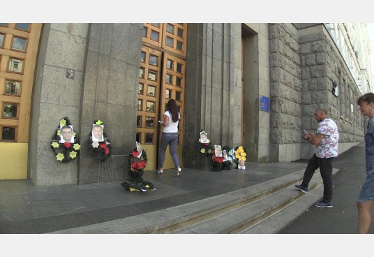 Виселицы с чучелами депутатов