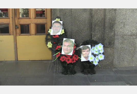 Виселицы с чучелами депутатов