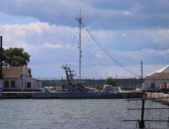 Захваченные украинские корабли перемещены в пределах стоянки судов Генмол, утверждает блогер