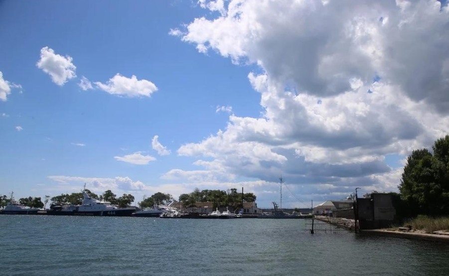 Захваченные украинские корабли перемещены в пределах стоянки судов Генмол, утверждает блогер